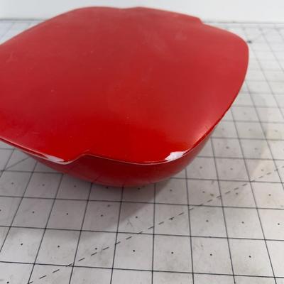 2 1/2 Quart Covered PYREX Serving Bowl RED