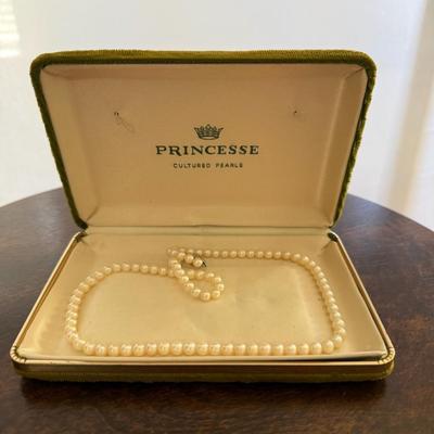 Sale Photo Thumbnail #2: Vintage genuine pearl necklace