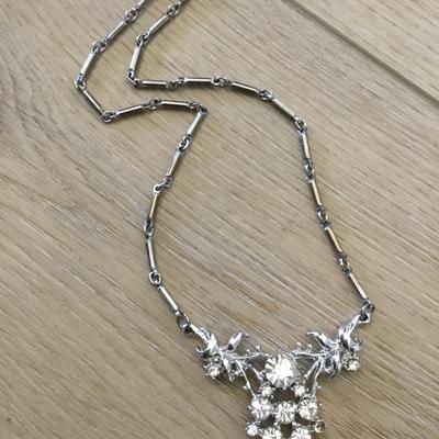Gorgeous, silver toned, crystal rhinestone, art deco necklace excellent condition