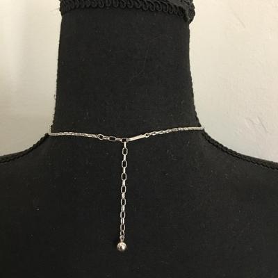Very nice vintage, silver toned choker necklace. Excellent condition.