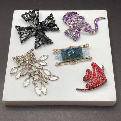 LOT 52: Vintage Brooches and Pins - Black Weiss and More