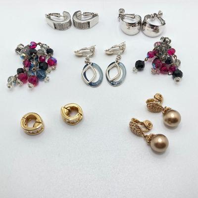 LOT 60: Jewelry Box / Holder with Collection of Clip-on Earrings