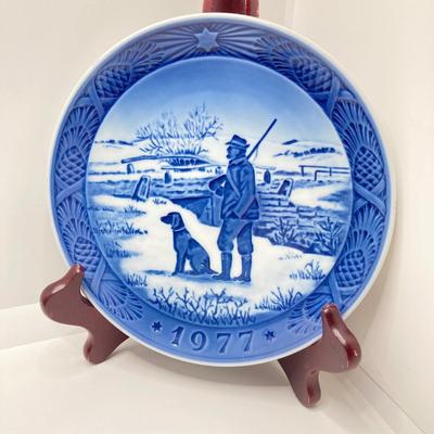 LOT 71: Wildlife Collection - Decorative Plates, Gorgeous Embossed Art Glass Plate and Figurines