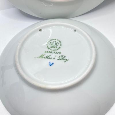 LOT 71: Wildlife Collection - Decorative Plates, Gorgeous Embossed Art Glass Plate and Figurines