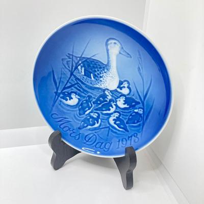 LOT 71: Wildlife Collection - Decorative Plates, Gorgeous Embossed Art Glass Plate and Figurines