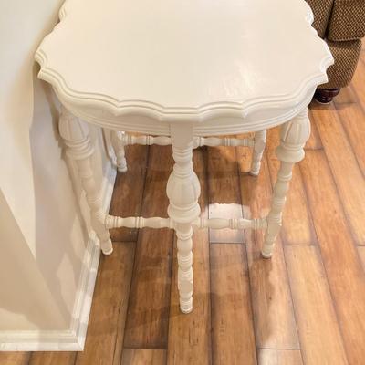 LOT 78: Classic Blue and White Delft Style Table Lamp with Painted White Wooden Table