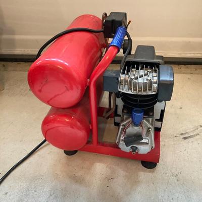 LOT 79: Air Compressor
