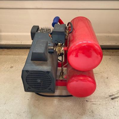 LOT 79: Air Compressor