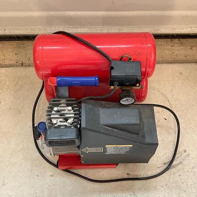 LOT 79: Air Compressor