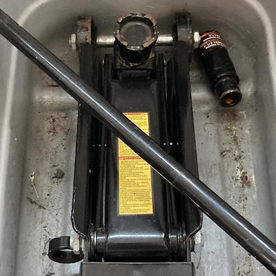 LOT 80: Black Jack 3 Ton Hydraulic Jack