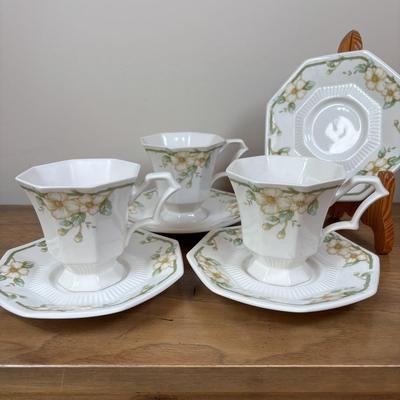 LOT 82: Nikko Classic China Collection: Dogwood Pattern, Misc. Pieces
