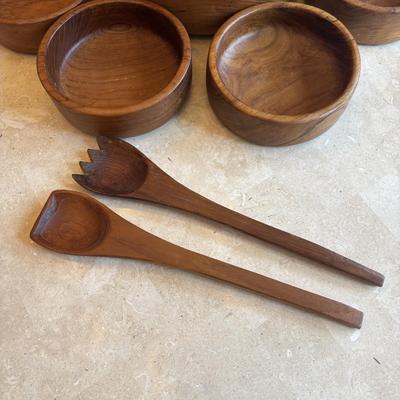 LOT 86: Toole Co. Wooden Salad Bowl Set, Made in England Trivet, Royal China Garden Classic Spinach Salad Bowl, Vtg. Indiana Glass Green...