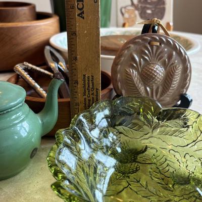 LOT 86: Toole Co. Wooden Salad Bowl Set, Made in England Trivet, Royal China Garden Classic Spinach Salad Bowl, Vtg. Indiana Glass Green...