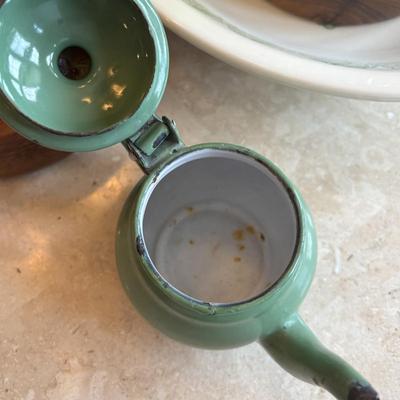 LOT 86: Toole Co. Wooden Salad Bowl Set, Made in England Trivet, Royal China Garden Classic Spinach Salad Bowl, Vtg. Indiana Glass Green...