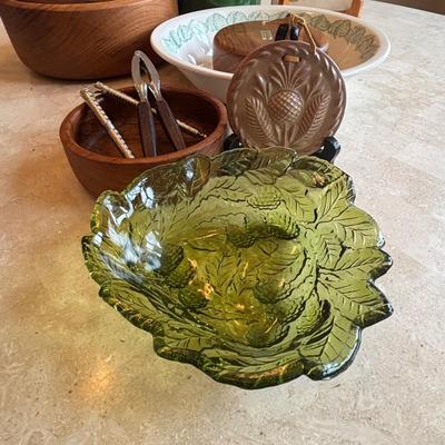 LOT 86: Toole Co. Wooden Salad Bowl Set, Made in England Trivet, Royal China Garden Classic Spinach Salad Bowl, Vtg. Indiana Glass Green...