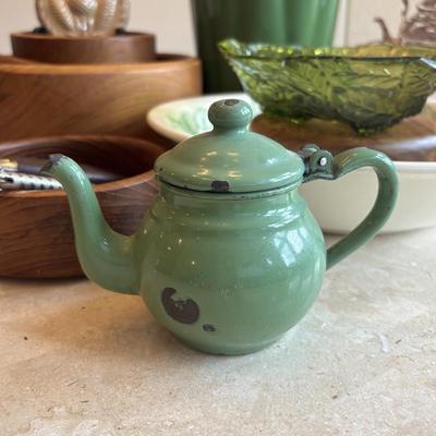 LOT 86: Toole Co. Wooden Salad Bowl Set, Made in England Trivet, Royal China Garden Classic Spinach Salad Bowl, Vtg. Indiana Glass Green...