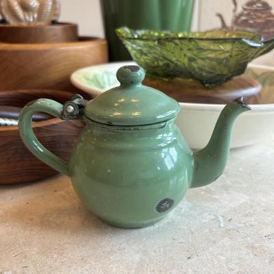 LOT 86: Toole Co. Wooden Salad Bowl Set, Made in England Trivet, Royal China Garden Classic Spinach Salad Bowl, Vtg. Indiana Glass Green...