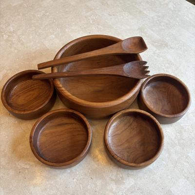 LOT 86: Toole Co. Wooden Salad Bowl Set, Made in England Trivet, Royal China Garden Classic Spinach Salad Bowl, Vtg. Indiana Glass Green...