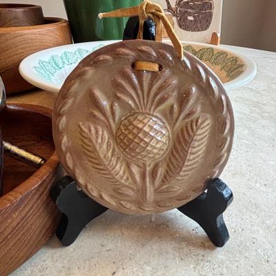 LOT 86: Toole Co. Wooden Salad Bowl Set, Made in England Trivet, Royal China Garden Classic Spinach Salad Bowl, Vtg. Indiana Glass Green...