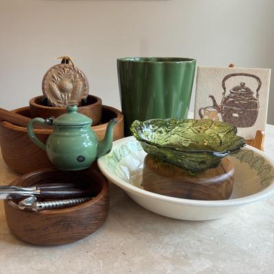 LOT 86: Toole Co. Wooden Salad Bowl Set, Made in England Trivet, Royal China Garden Classic Spinach Salad Bowl, Vtg. Indiana Glass Green...