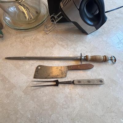 LOT 88: Kitchen Essentials: GE Hand Mixer, Rolling Pin, Pyrex Pie Plates, Glass Mixing Bowl along with Vintage Kitchen Utensils