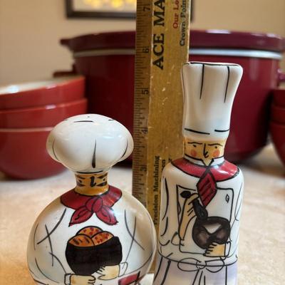 LOT 89: Crock Pot Slow Cooker, Chef Salt/Pepper Shakers, Eva Mendez Bowl, Florida Market Place Red Bowls