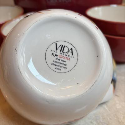 LOT 89: Crock Pot Slow Cooker, Chef Salt/Pepper Shakers, Eva Mendez Bowl, Florida Market Place Red Bowls