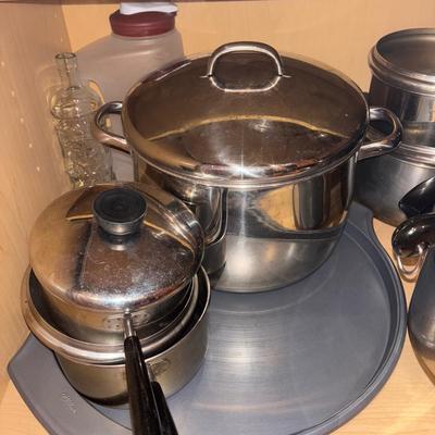 LOT 91: Kitchen Cabinet Cleanout