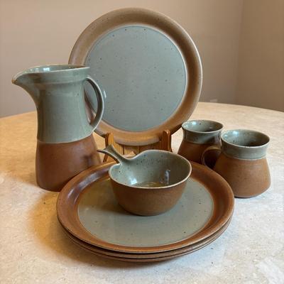 LOT 94: Vintage Sial Pottery Collection
