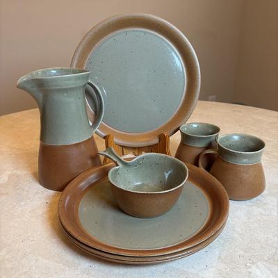 LOT 94: Vintage Sial Pottery Collection