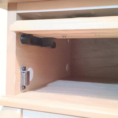 LOT 115: S. Bent & Bros. Rocking Chair, Side Table & Pottery Lamp