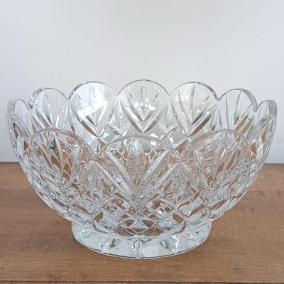 LOT 117: Spextrum Tissue UP Girl, Marilyn Monroe Book, Bright Red Pottery Vase & Vintage Royal Gallery Crystal Bowl