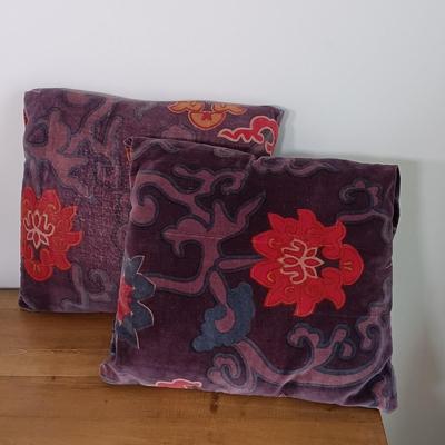 LOT 119: Home Decor Collection- Collage Picture Frame, Throw Pillows, Bud Vase & More