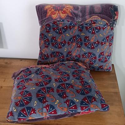 LOT 119: Home Decor Collection- Collage Picture Frame, Throw Pillows, Bud Vase & More