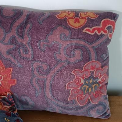 LOT 119: Home Decor Collection- Collage Picture Frame, Throw Pillows, Bud Vase & More