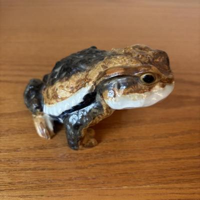 LOT 134: Accent Lamp w/Bronze Lily Pad Base & Frosted Glass Shades along with a Frog Figure & Planter