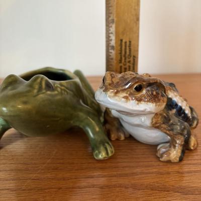 LOT 134: Accent Lamp w/Bronze Lily Pad Base & Frosted Glass Shades along with a Frog Figure & Planter