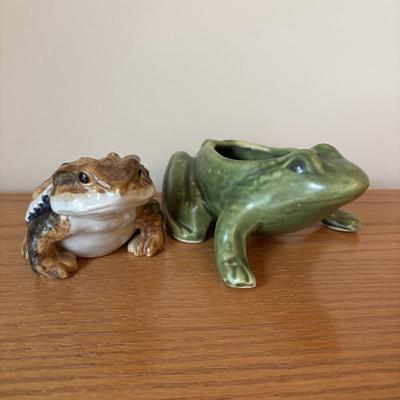 LOT 134: Accent Lamp w/Bronze Lily Pad Base & Frosted Glass Shades along with a Frog Figure & Planter