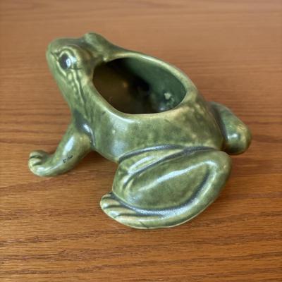 LOT 134: Accent Lamp w/Bronze Lily Pad Base & Frosted Glass Shades along with a Frog Figure & Planter