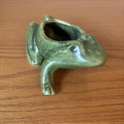 LOT 134: Accent Lamp w/Bronze Lily Pad Base & Frosted Glass Shades along with a Frog Figure & Planter