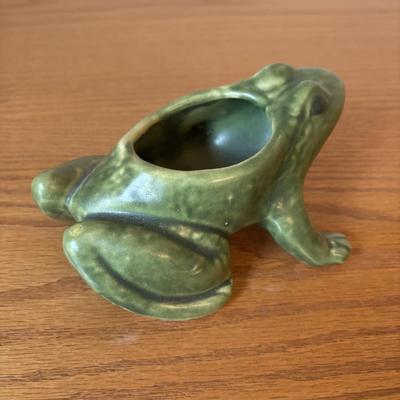 LOT 134: Accent Lamp w/Bronze Lily Pad Base & Frosted Glass Shades along with a Frog Figure & Planter