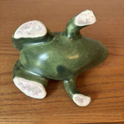 LOT 134: Accent Lamp w/Bronze Lily Pad Base & Frosted Glass Shades along with a Frog Figure & Planter