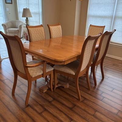 LOT 135: Dining Set with 6 Chairs & 2 Extensions