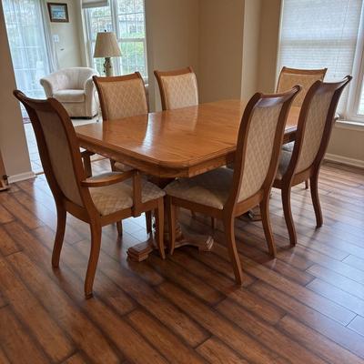 LOT 135: Dining Set with 6 Chairs & 2 Extensions