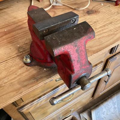 LOT 136: Craftsman Anvil Style Bench Vise