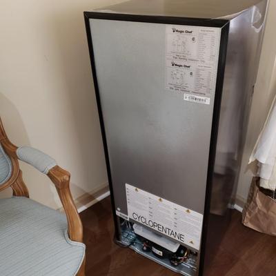 LOT 2M: Magic Chef 2 Door Mini Refrigerator