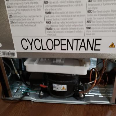 LOT 2M: Magic Chef 2 Door Mini Refrigerator