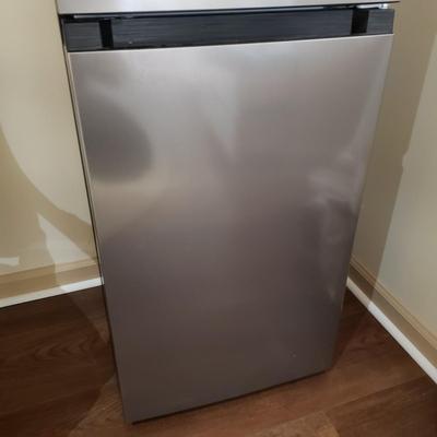 LOT 2M: Magic Chef 2 Door Mini Refrigerator
