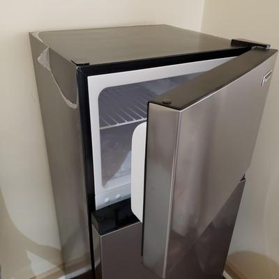 LOT 2M: Magic Chef 2 Door Mini Refrigerator