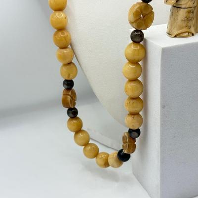 LOT 44J: Japanese Netsuke on Long Prayer Bead Necklace - Laughing / Angry Buddha Toggle Face